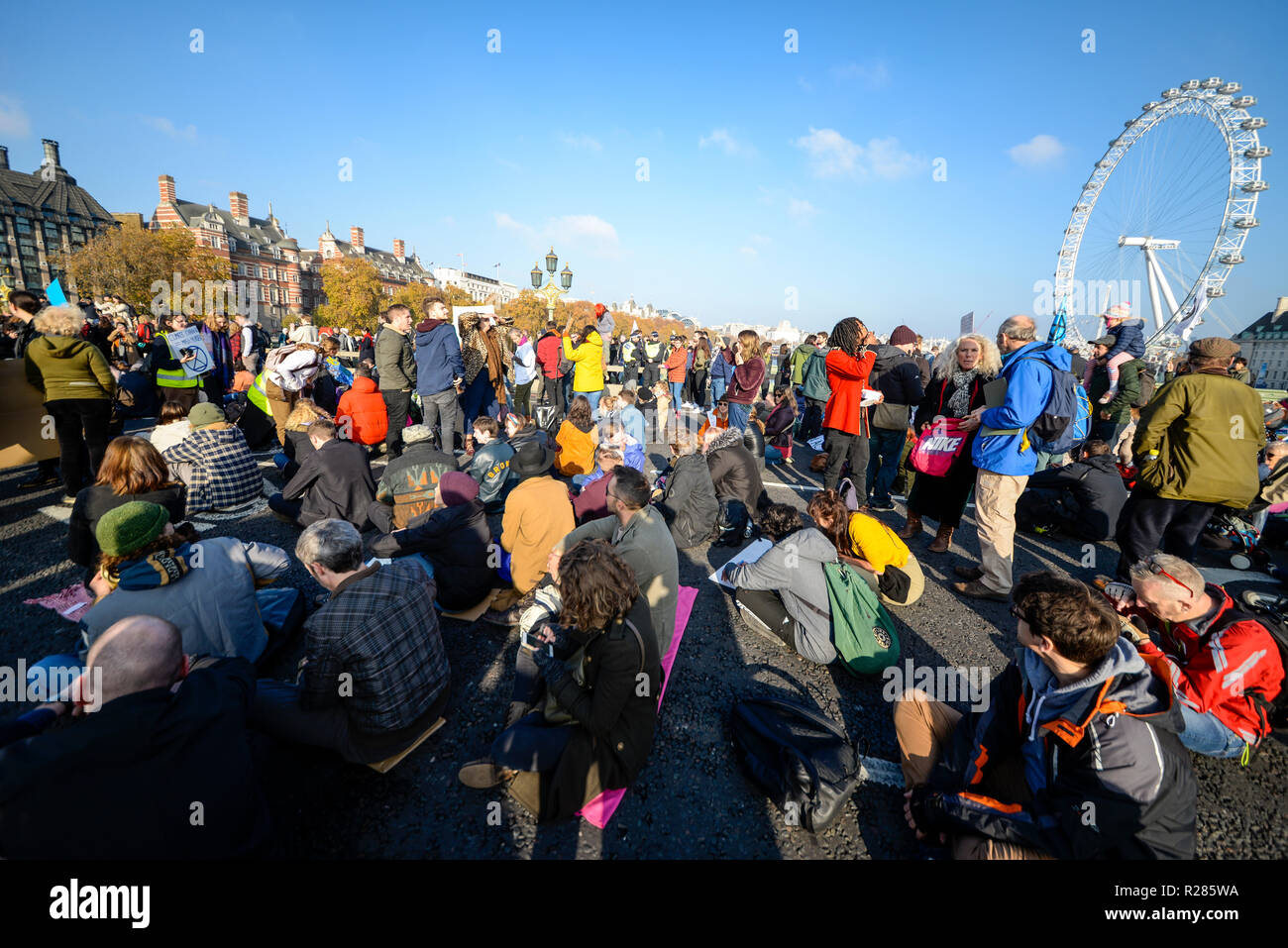 Die Westminster Bridge, London, UK. Organisiert vom Aussterben Rebellion, ein Protest ist unterwegs zu 'Rebel gegen die britische Regierung für strafrechtliche Untätigkeit im Angesicht des Klimawandels Katastrophe und ökologischen Kollaps". Demonstranten blockieren die Themse von Westminster, Waterloo, Southwark, Blackfriars und Lambeth damit zu unterbrechen. Stockfoto