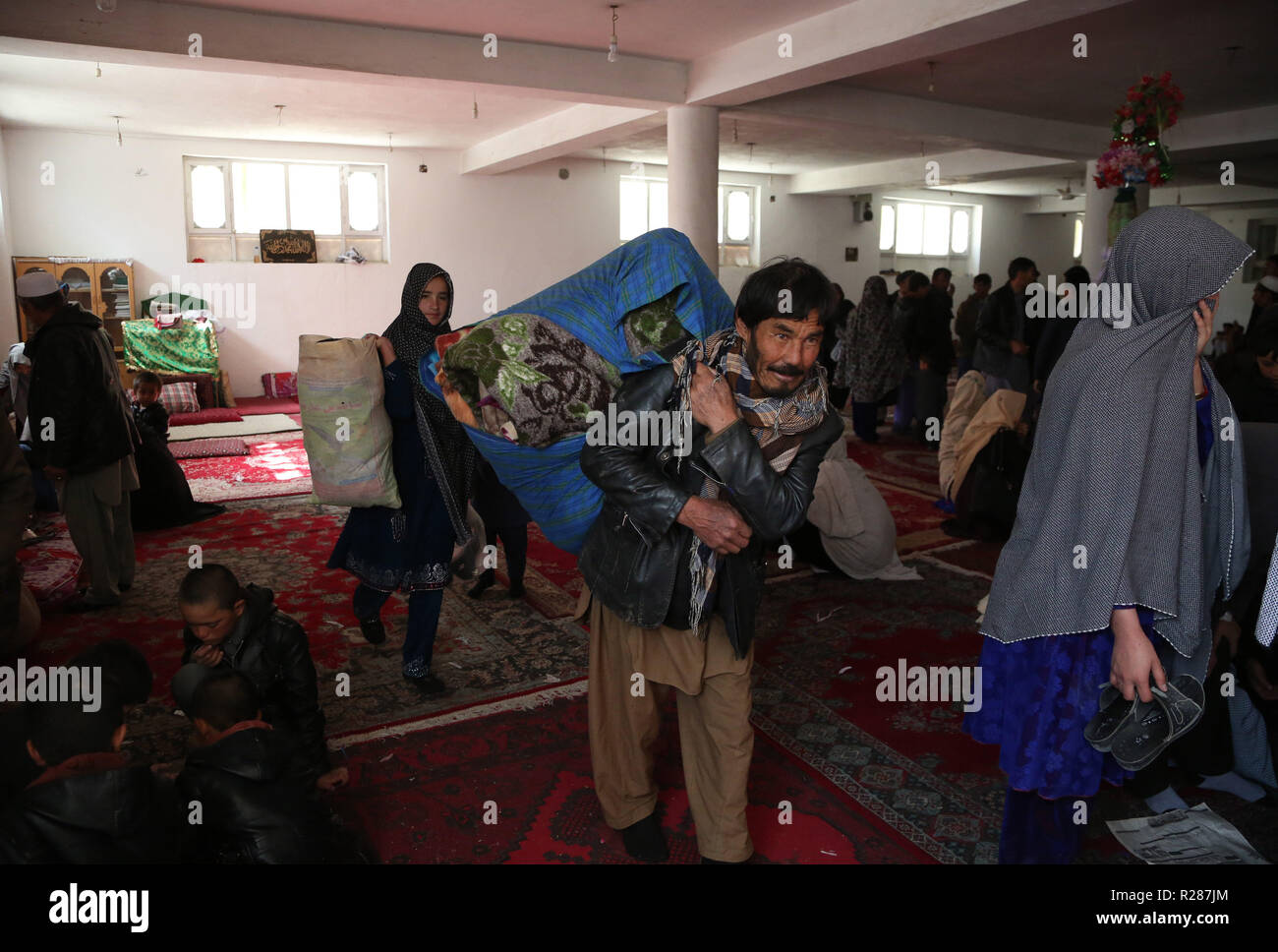 Kabu, Afghanistan. 17. November 2018. Die Vertriebenen von Jaghori und Malestan Bezirke sind in Kabul gesehen, der Hauptstadt von Afghanistan, Nov. 17, 2018. Mehr als 3.800 Familien ihre Häuser verlassen haben als in Jaghori und Malestan Bezirke der östlichen Provinz Ghazni, der Leiter der Natural Disaster Management Authority für die unruhige Provinz Weiterhin Kaempfe sagte Samstag. Credit: Rahmat Alizadah/Xinhua/Alamy leben Nachrichten Stockfoto