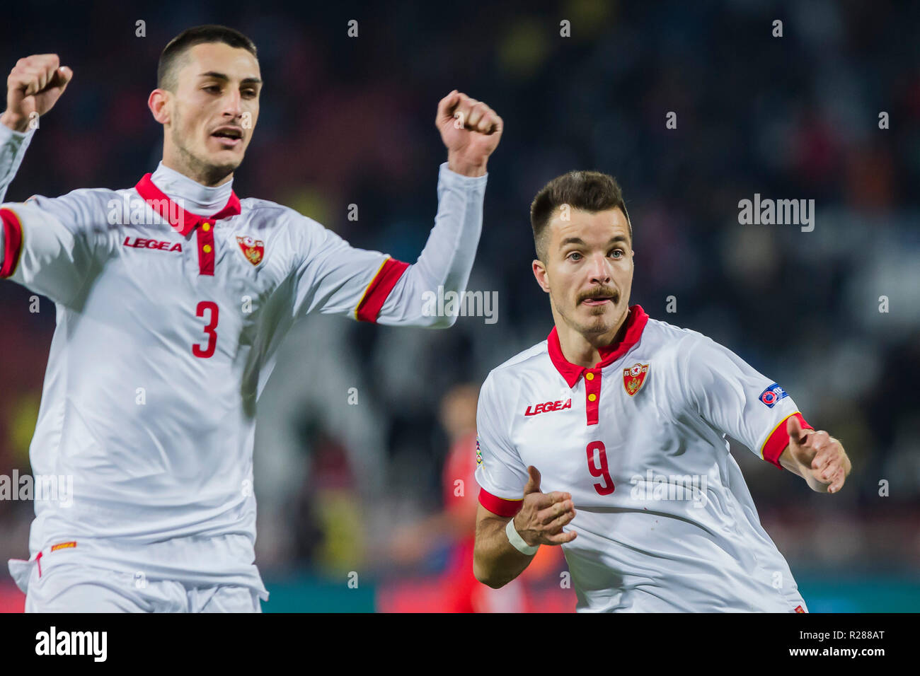 Rajko Mitic Stadion, Belgrad, Serbien. 17. November 2018. UEFA Nationen Liga Fußball, Serbien und Montenegro; Stefan Mugosa von Montenegro feiert sein Ziel zählen für 2-1 in der 70. Minute mit Risto Radunovic von Montenegro Quelle: Aktion plus Sport/Alamy leben Nachrichten Stockfoto