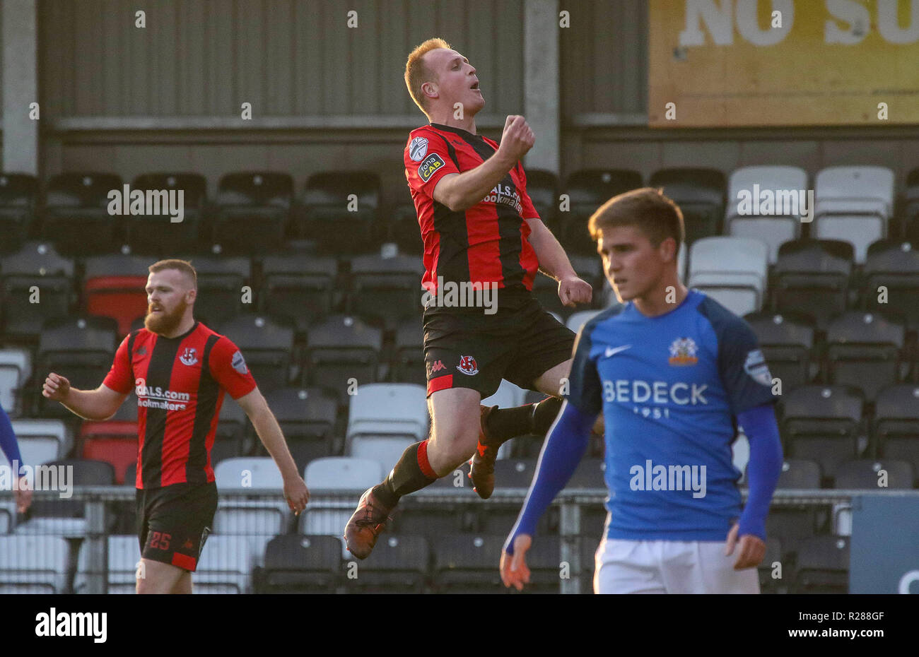 Seaview, Belfast, Nordirland. 17. November 2018. Danske Bank Premiership - Kreuzritter (Rot/Schwarz) v Glenavon mit (blau). Aktion vom heutigen Spiel am Meer. Jordan Owens feiert seinen ersten = halbe Ziel. Credit: CAZIMB/Alamy Leben Nachrichten. Stockfoto