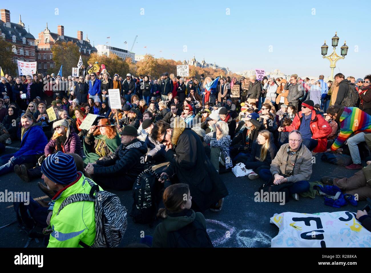 London, Großbritannien. 17. November 2018. Klimawandel Aktivisten vor dem Aussterben Rebellion belegt die Westminster Bridge und vier andere London Bridges in einem gewaltlosen Protest, Westminster, London.UK Credit: michael Melia/Alamy leben Nachrichten Stockfoto