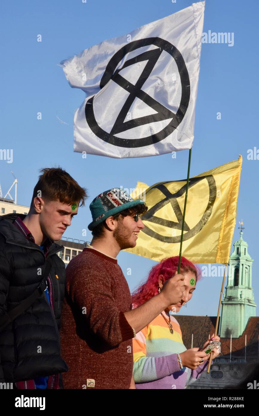 London, Großbritannien. 17. November 2018. Klimawandel Aktivisten vor dem Aussterben Rebellion belegt die Westminster Bridge und vier andere London Bridges in einem gewaltlosen Protest, Westminster, London.UK Credit: michael Melia/Alamy leben Nachrichten Stockfoto