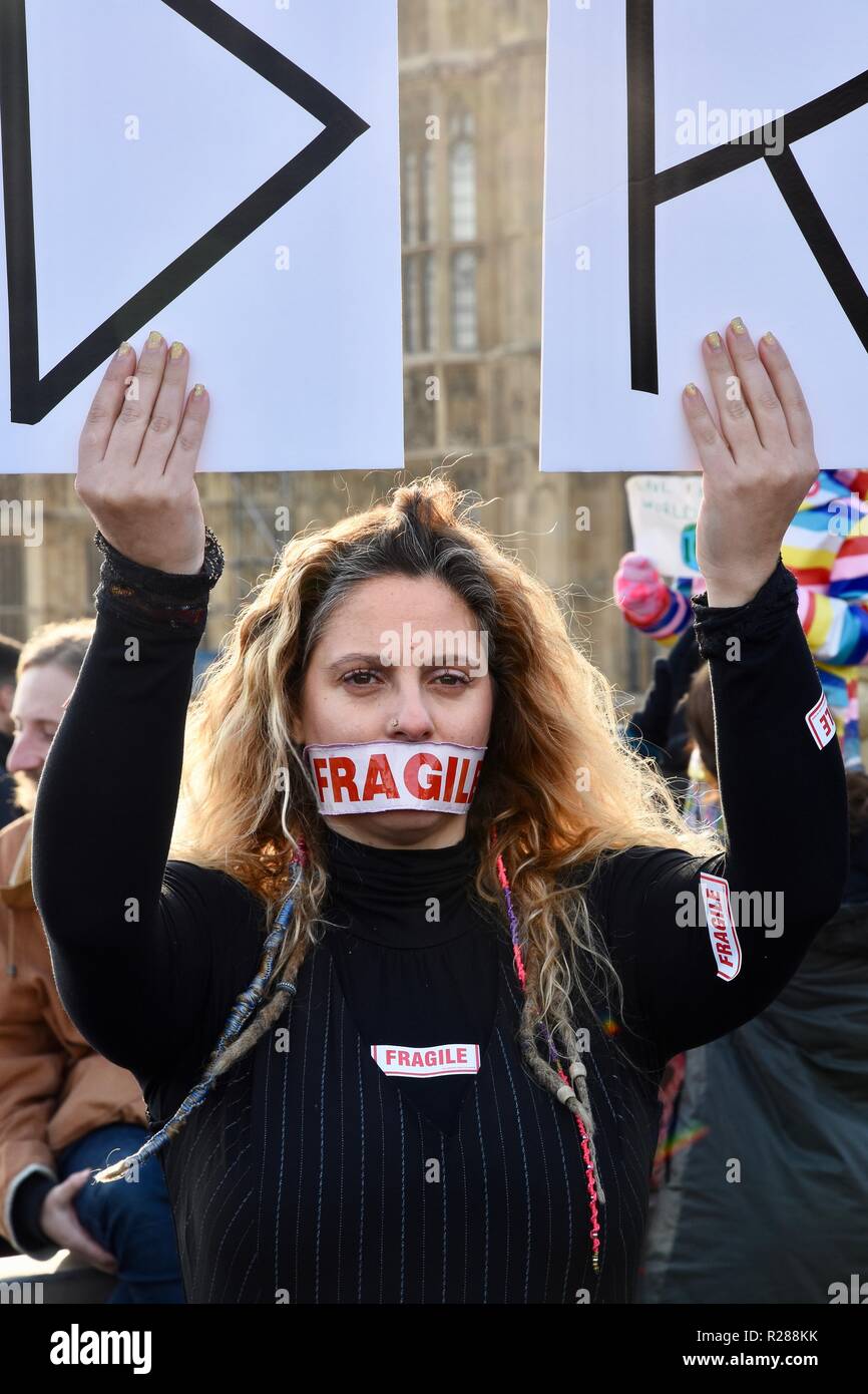 London, Großbritannien. 17. November 2018. Klimawandel Aktivisten vor dem Aussterben Rebellion belegt die Westminster Bridge und vier andere London Bridges in einem gewaltlosen Protest, London.UK Credit: michael Melia/Alamy leben Nachrichten Stockfoto