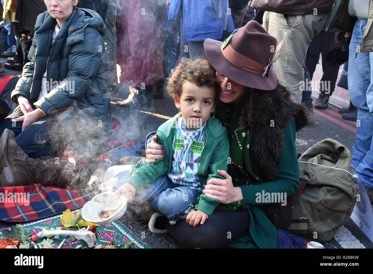 London, Großbritannien. 17. November 2018. Klimawandel Aktivisten vor dem Aussterben Rebellion belegt die Westminster Bridge und vier andere London Bridges in einem gewaltlosen Protest, London.UK Credit: michael Melia/Alamy leben Nachrichten Stockfoto