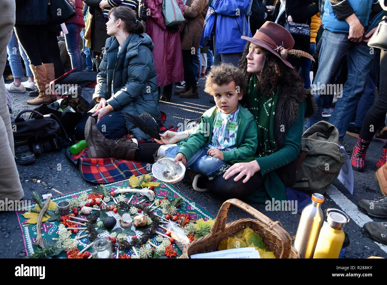 London, Großbritannien. 17. November 2018. Klimawandel Aktivisten vor dem Aussterben Rebellion belegt die Westminster Bridge und vier andere London Bridges in einem gewaltlosen Protest, Westminster, London.UK Credit: michael Melia/Alamy leben Nachrichten Stockfoto