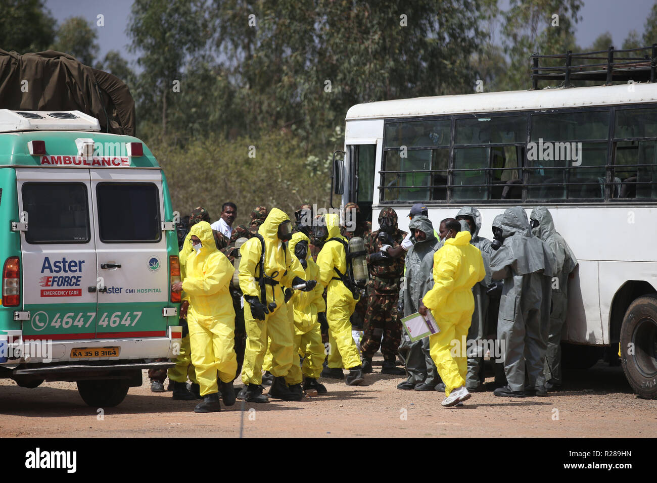 Bangalore, Indien. 17. November 2018. Mitglieder der indischen National Disaster Response Force (NDRF ) Nehmen Sie Teil in einem mock Bohren von Chlorgas Leck außerhalb des Kempegowda International Airport, in Bangalore, Indien, Nov. 17, 2018. Credit: Stringer/Xinhua/Alamy leben Nachrichten Stockfoto