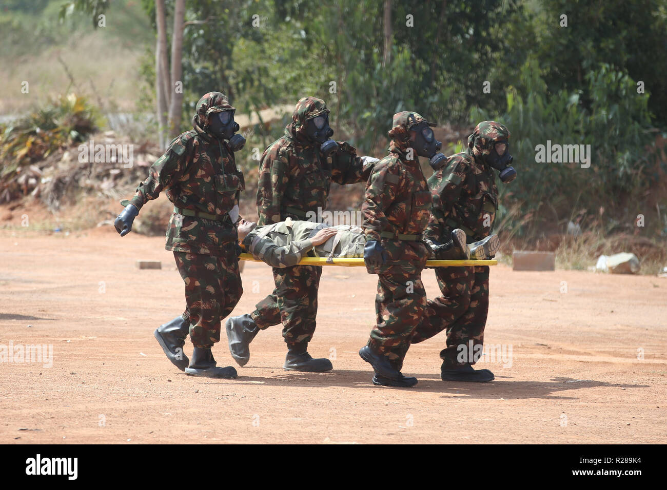 Bangalore, Indien. 17. November 2018. Mitglieder der indischen National Disaster Response Force (NDRF ) Nehmen Sie Teil in einem mock Bohren von Chlorgas Leck außerhalb des Kempegowda International Airport, in Bangalore, Indien, Nov. 17, 2018. Credit: Stringer/Xinhua/Alamy leben Nachrichten Stockfoto