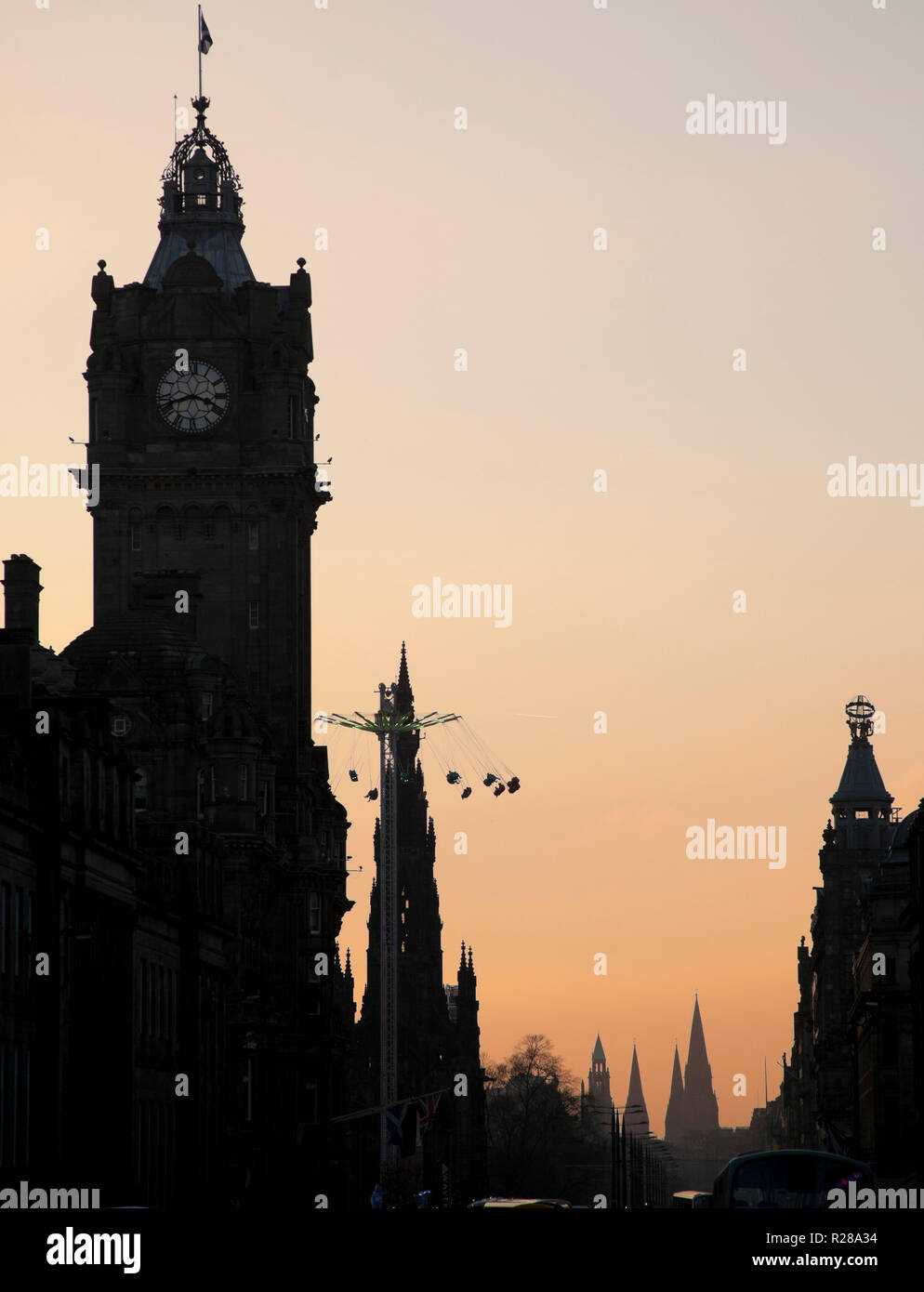 Edinburgh, Schottland, Großbritannien. 17. Nov. 2018. Edinburgh Balmoral Clock Tower, der Princes Street und das Scott Monument zusammen in der Dämmerung mit der Star Flyer. Stockfoto