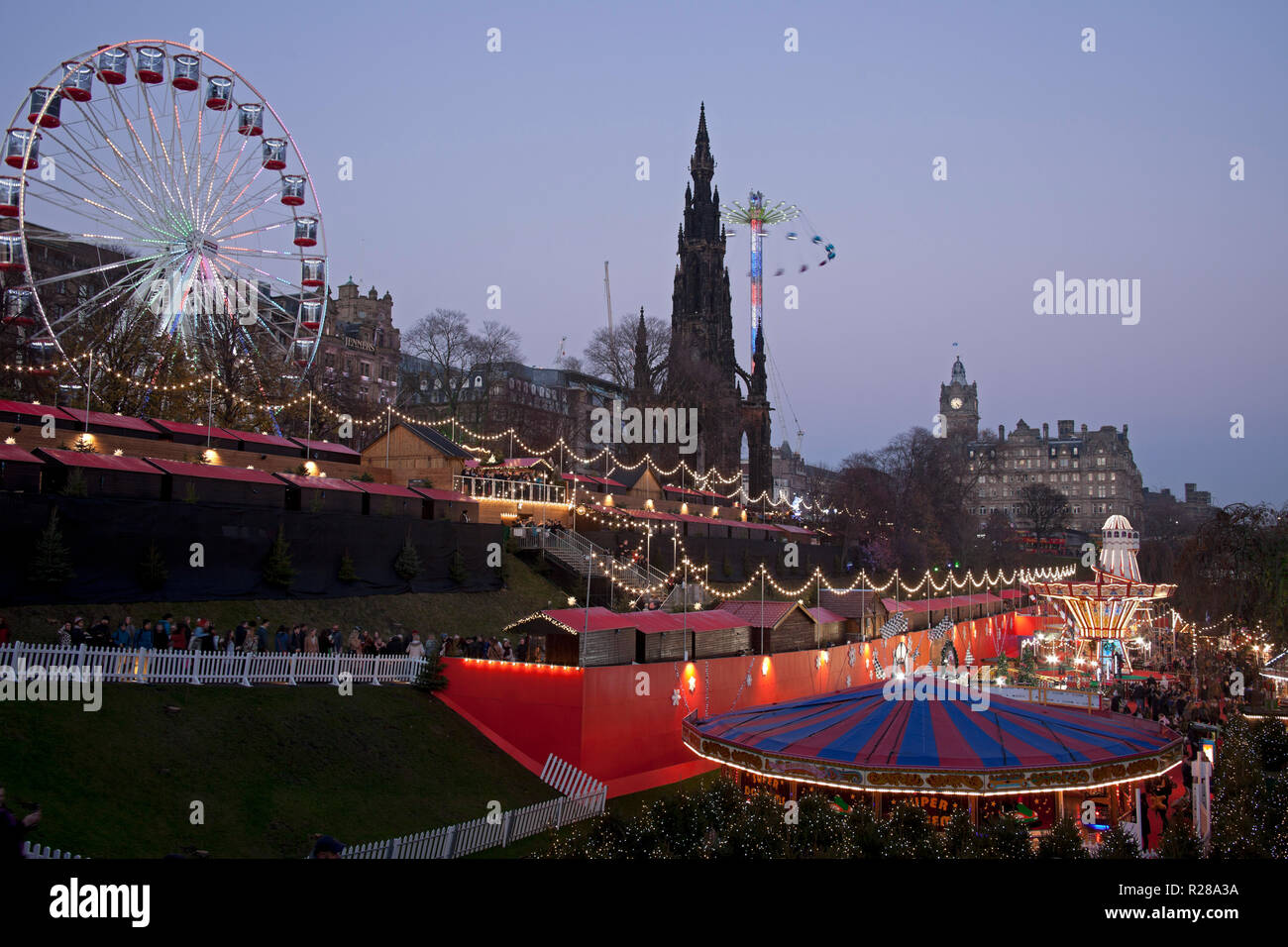 Edinburgh, Schottland, Großbritannien. 17. Nov. 2018. Edinburgh Weihnachtsmarkt öffnet in der Princes Street Gardens East zusammen mit der Kirmes Zeichnung hunderte Besucher, Stockfoto