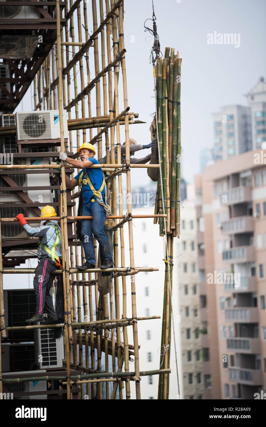 Hongkong, China. 17. Nov, 2018. Bauarbeiter gesehen Arbeiten an Bambus Gerüst für ein neu gebautes Wohngebiet Apartment in Hongkong. Der Immobilienmarkt ist Hong Kong bullish trotz staatlicher Bemühungen, die versuchen, den Markt zu kühlen, indem zusätzliche Stempelgebühr für Immobilientransaktionen bleiben. Credit: Geovien So/SOPA Images/ZUMA Draht/Alamy leben Nachrichten Stockfoto