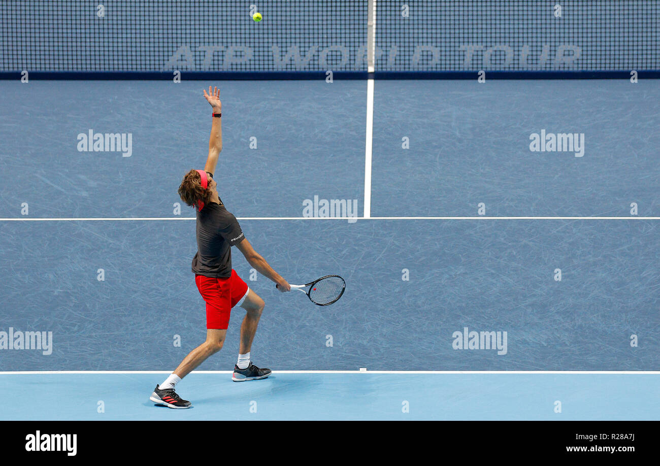 17.11.2018, O2 Arena, London, England; Nitto ATP-Finale; Alexander Zverev (GER) dient der Roger Federer (SUI) Stockfoto