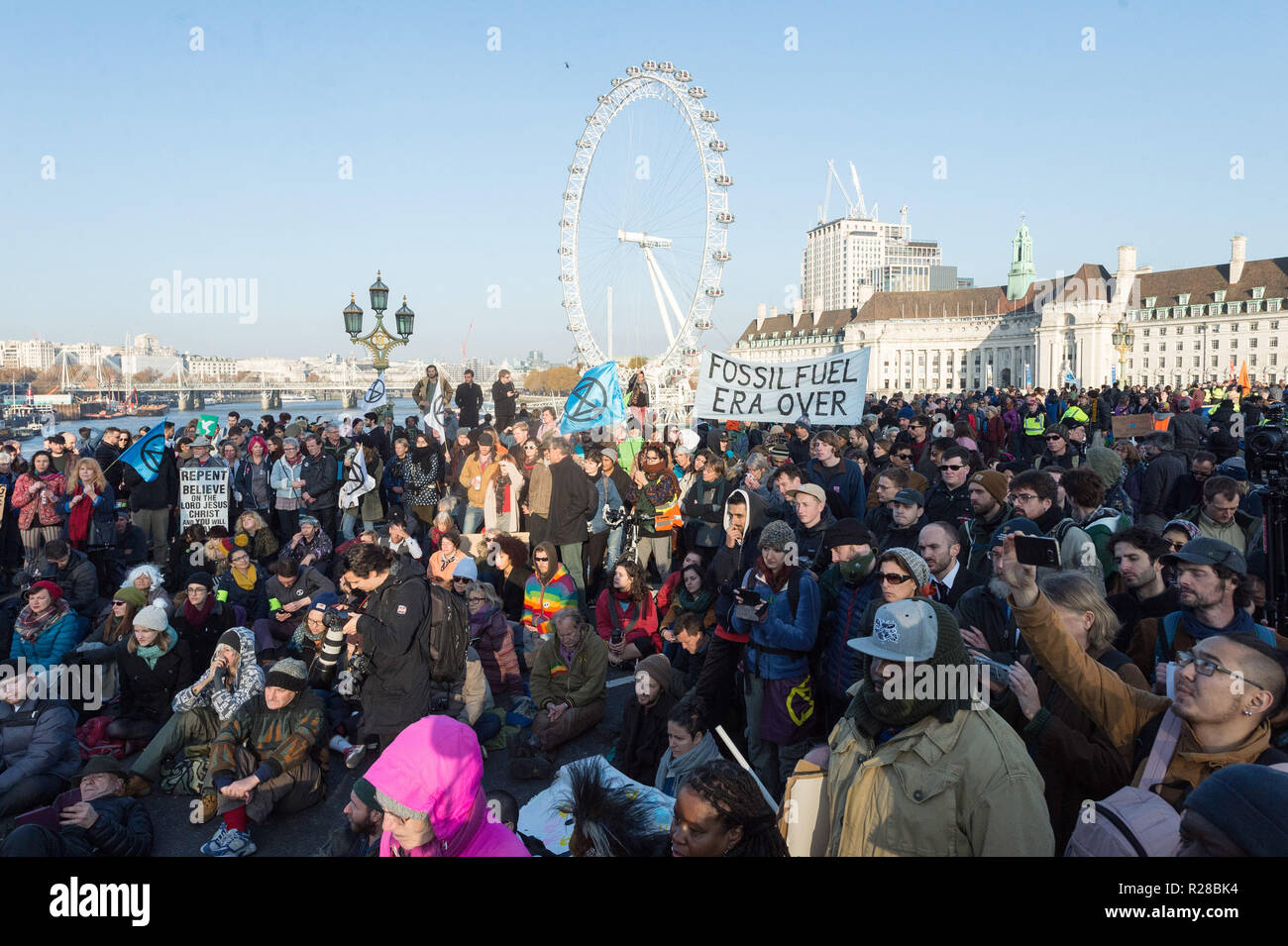 London, Großbritannien. 17. Nov, 2018. Klima Aktivisten sammeln und an der Westminster Bridge in London, Großbritannien, an November 17, 2018 demonstrieren. Klima Aktivisten protestierten auf der Brücken in London am Samstag das Bewusstsein für die Gefahren des Klimawandels zu erhöhen. Credit: Ray Tang/Xinhua/Alamy leben Nachrichten Stockfoto