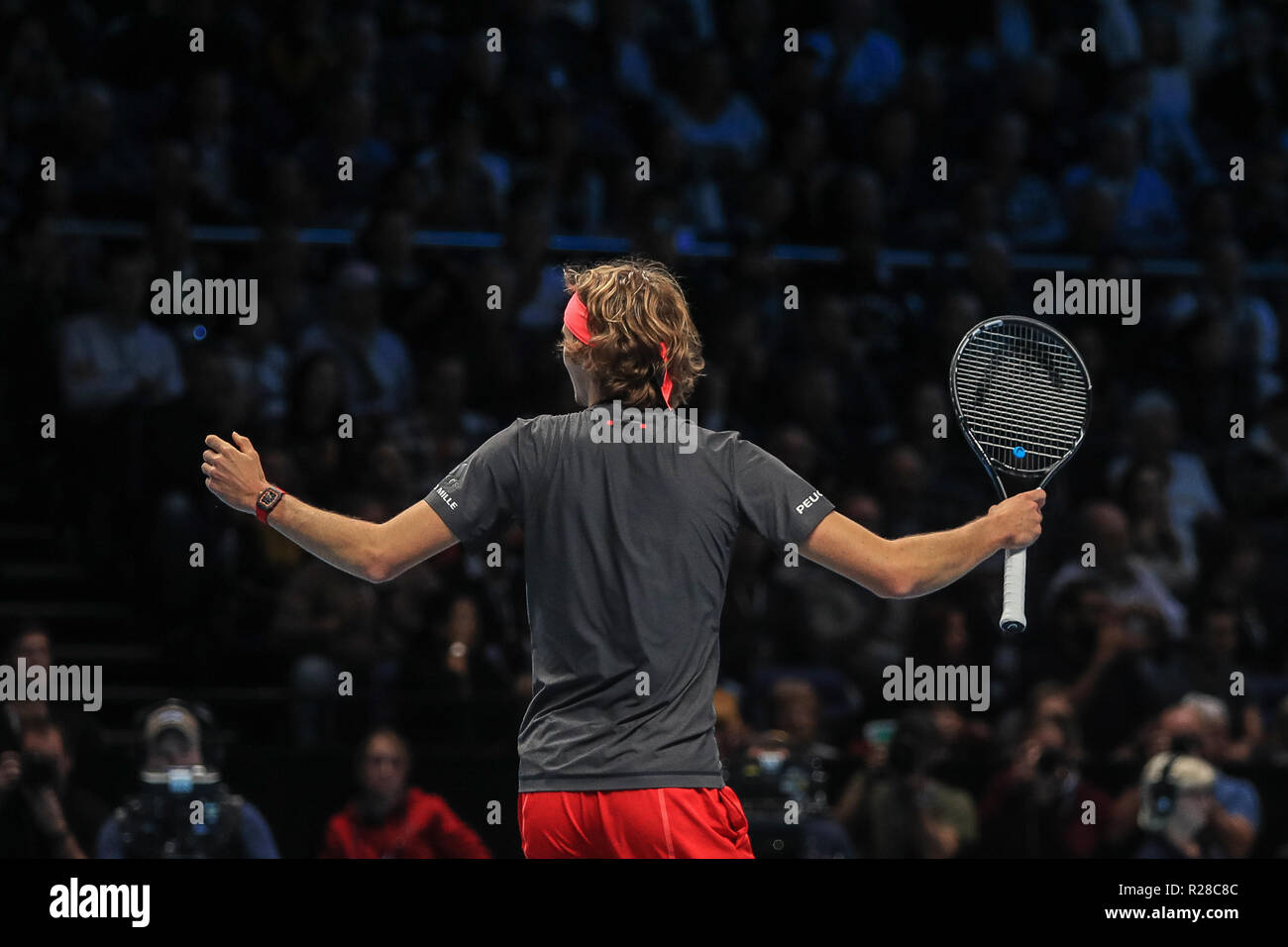 London, Großbritannien. 17. Nov, 2018. Nitto ATP World Tour Finals; Alexander Zverev in Deutschland feiert nach seinem Sieg gegen den Schweizer Roger Federer in Credit: Romena Fogliati/News Bilder Credit: Aktuelles Bilder/Alamy leben Nachrichten Stockfoto