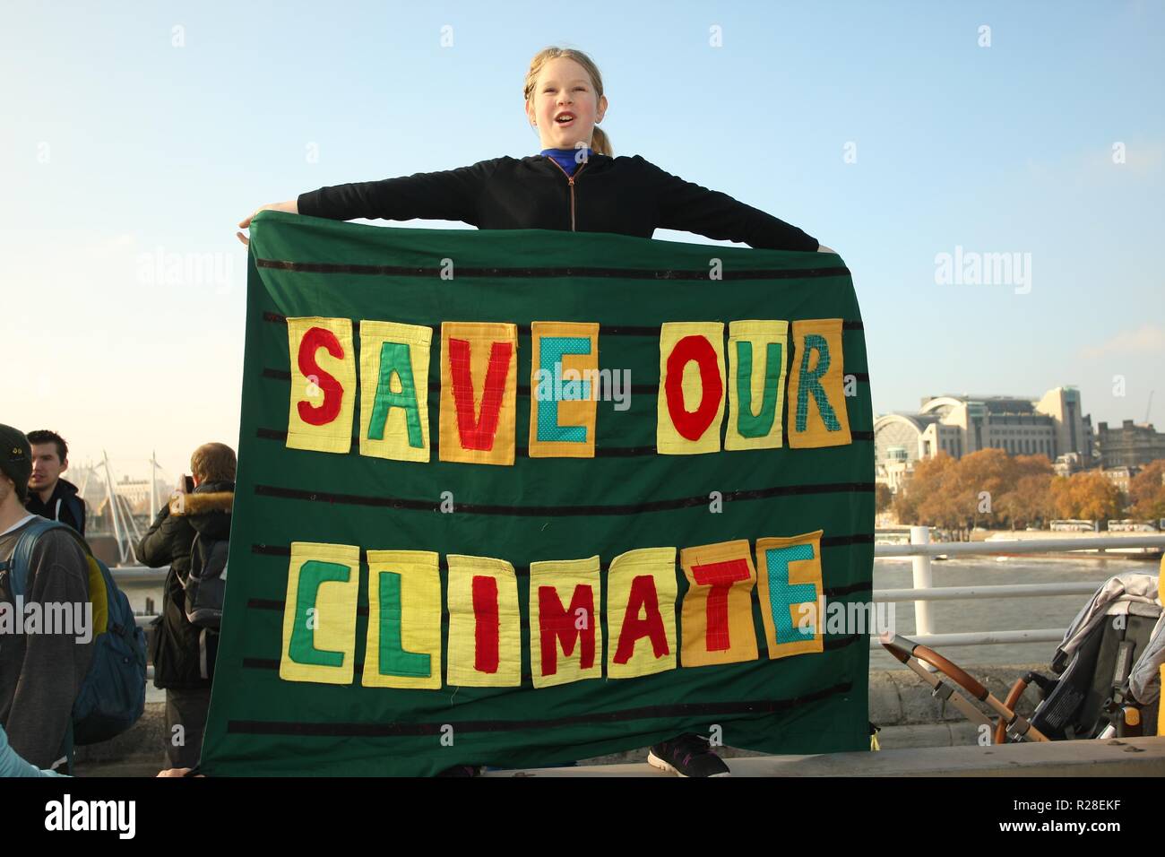 Das Aussterben Rebellion Kampagne stoppt Verkehr auf wichtigen Brücken in London Bewußtsein ihrer Kampagne, um Druck auf die Regierung auf, Maßnahmen gegen den Klimawandel, bevor es zu spät ist. Stockfoto