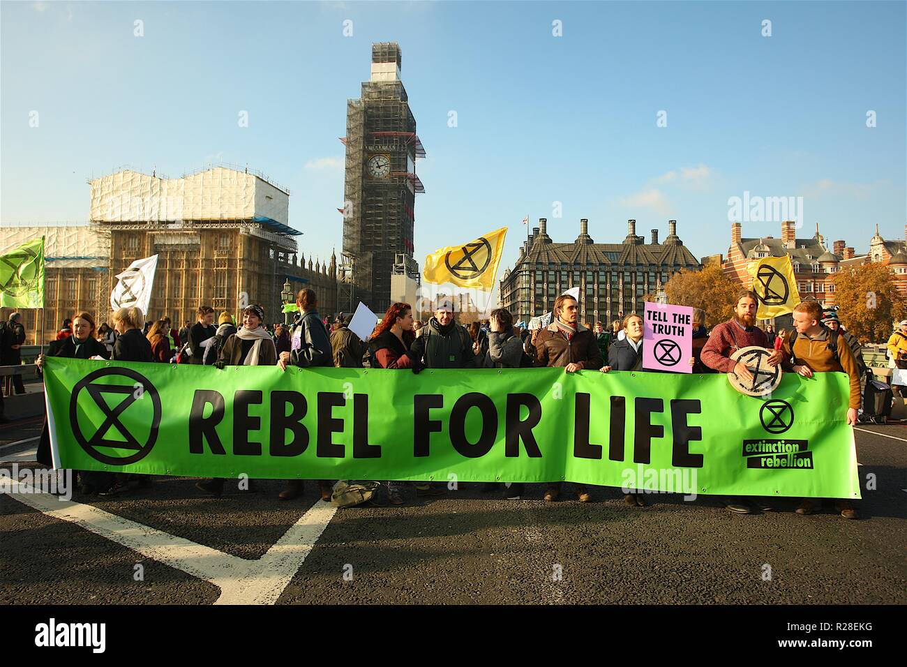 Das Aussterben Rebellion Kampagne stoppt Verkehr auf wichtigen Brücken in London Bewußtsein ihrer Kampagne, um Druck auf die Regierung auf, Maßnahmen gegen den Klimawandel, bevor es zu spät ist. Stockfoto
