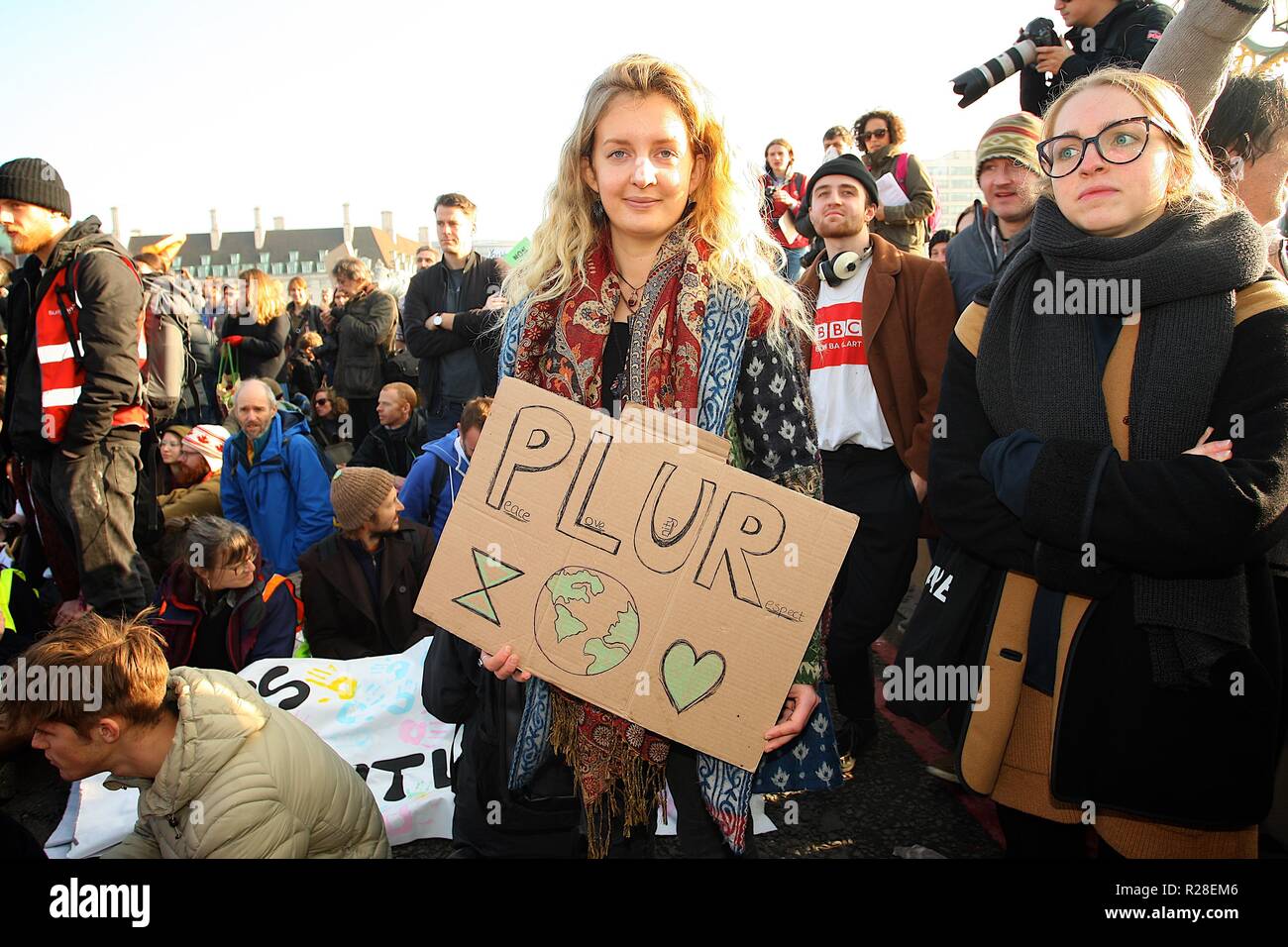Das Aussterben Rebellion Kampagne stoppt Verkehr auf wichtigen Brücken in London Bewußtsein ihrer Kampagne, um Druck auf die Regierung auf, Maßnahmen gegen den Klimawandel, bevor es zu spät ist. Stockfoto