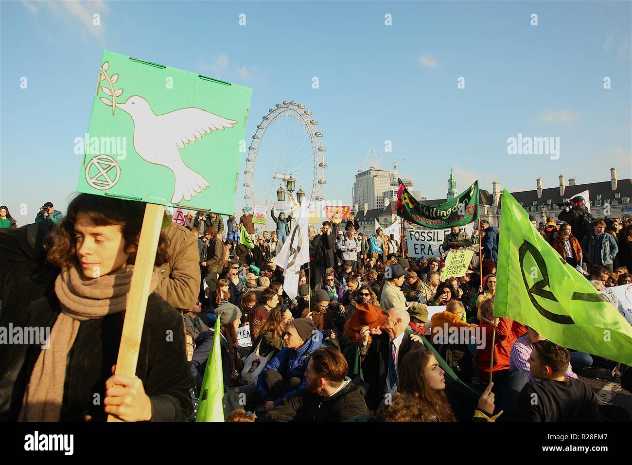 Das Aussterben Rebellion Kampagne stoppt Verkehr auf wichtigen Brücken in London Bewußtsein ihrer Kampagne, um Druck auf die Regierung auf, Maßnahmen gegen den Klimawandel, bevor es zu spät ist. Stockfoto