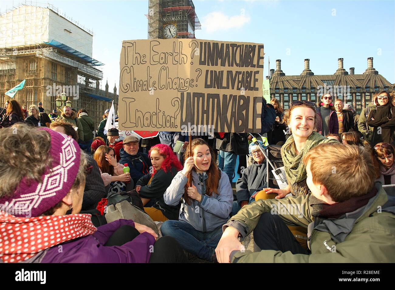 Das Aussterben Rebellion Kampagne stoppt Verkehr auf wichtigen Brücken in London Bewußtsein ihrer Kampagne, um Druck auf die Regierung auf, Maßnahmen gegen den Klimawandel, bevor es zu spät ist. Stockfoto
