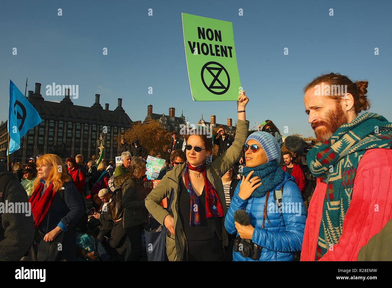 Das Aussterben Rebellion Kampagne stoppt Verkehr auf wichtigen Brücken in London Bewußtsein ihrer Kampagne, um Druck auf die Regierung auf, Maßnahmen gegen den Klimawandel, bevor es zu spät ist. Stockfoto