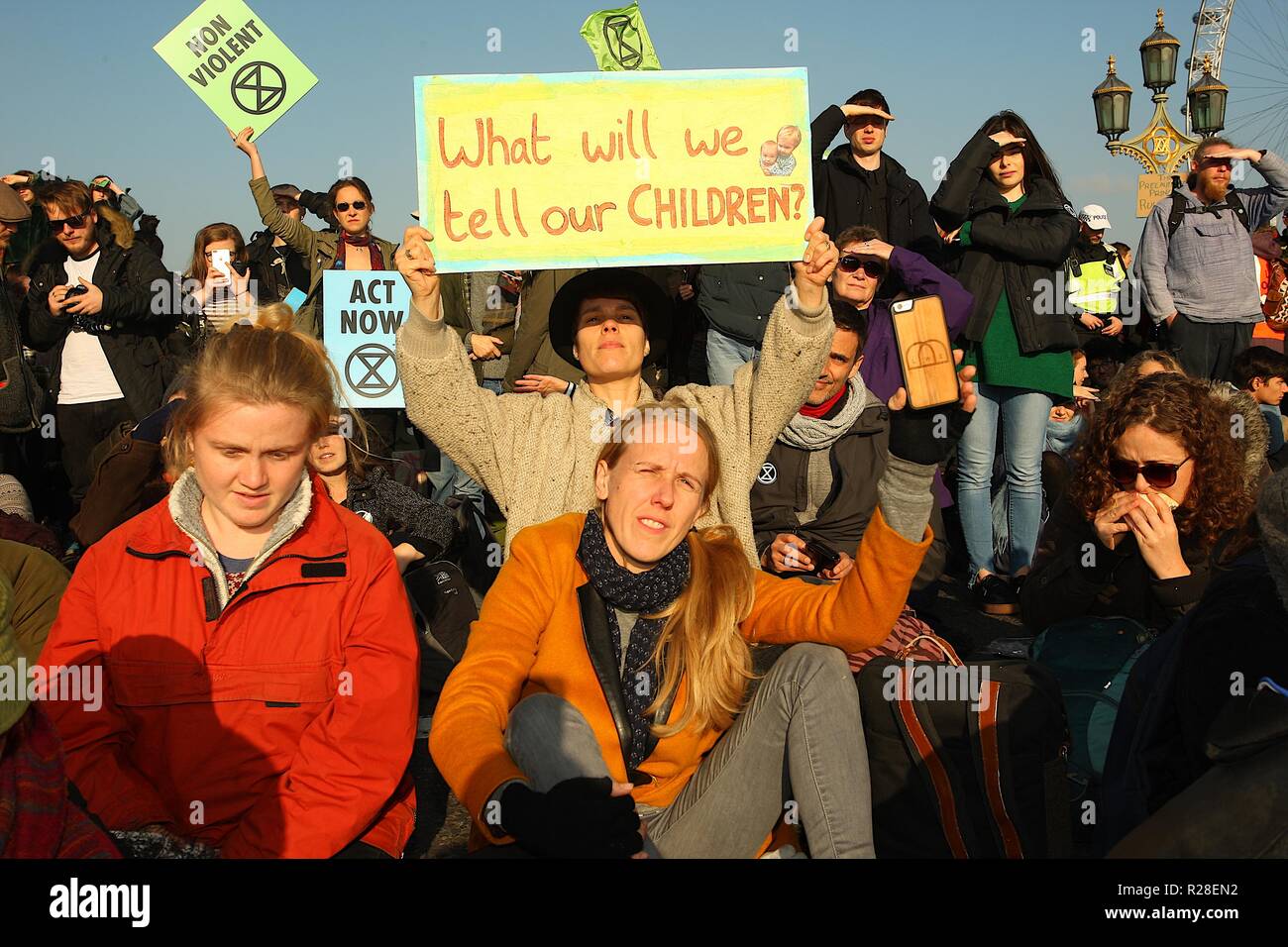 Das Aussterben Rebellion Kampagne stoppt Verkehr auf wichtigen Brücken in London Bewußtsein ihrer Kampagne, um Druck auf die Regierung auf, Maßnahmen gegen den Klimawandel, bevor es zu spät ist. Stockfoto