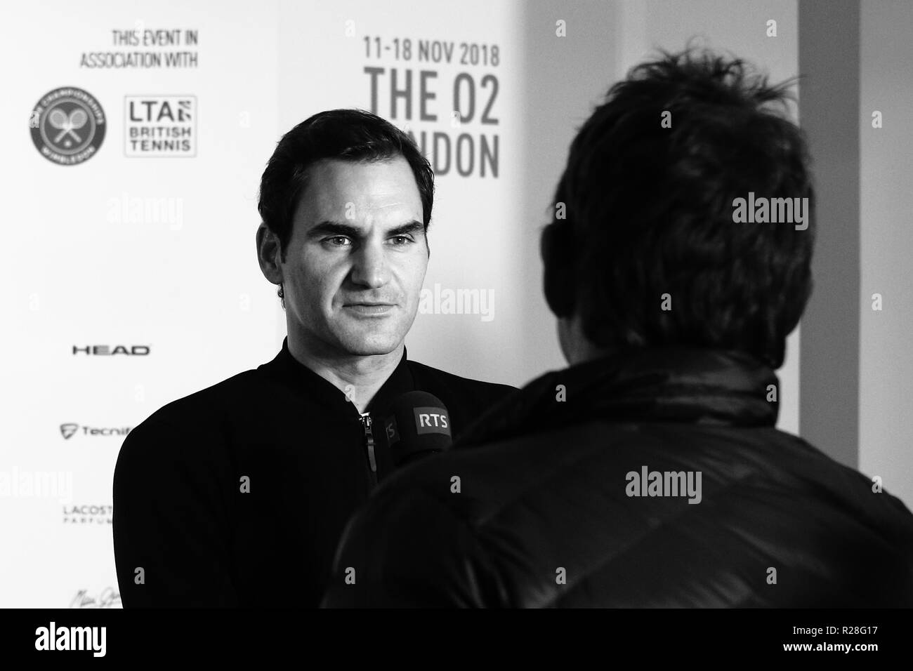 LONDON, ENGLAND - 17. NOVEMBER: Roger Federer aus der Schweiz mit Interviews in den Medien nach seiner Niederlage gegen Alexander Zverev von Deutschland während der ATP World Tour Finale in der O2 Arena am 17. November in London, England 2018. Foto von Paul Cunningham Credit: Paul Cunningham/Alamy leben Nachrichten Stockfoto