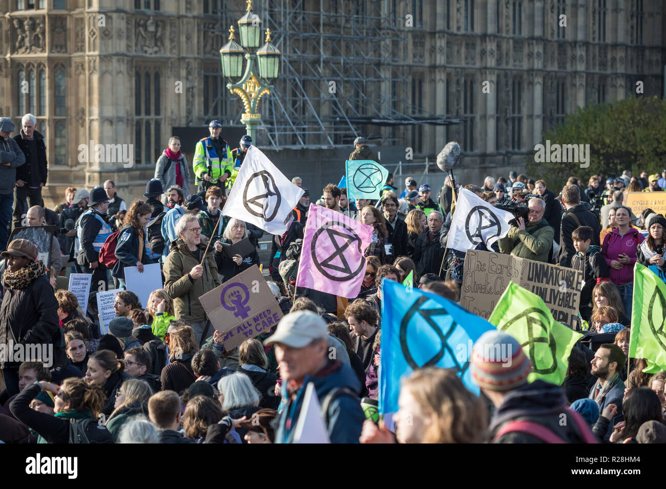 London, Großbritannien. 17. November 2018. Umweltaktivisten vor dem Aussterben Rebellion block Lambeth Bridge, eine der fünf Brücken in Central London blockiert, als Teil einer Rebellion Veranstaltung 'kriminelle Untätigkeit im Angesicht des Klimawandels Katastrophe und ökologischen Kollaps', die von der britischen Regierung zu markieren, als Teil eines Programms des zivilen Ungehorsams, bei denen Dutzende von Aktivisten verhaftet wurden. Credit: Guy Corbishley/Alamy leben Nachrichten Stockfoto
