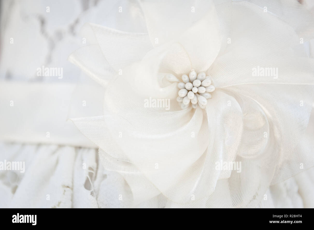 Ein Blick auf das Detail auf einer Blume Mädchen Kleid für eine Hochzeit. Stockfoto