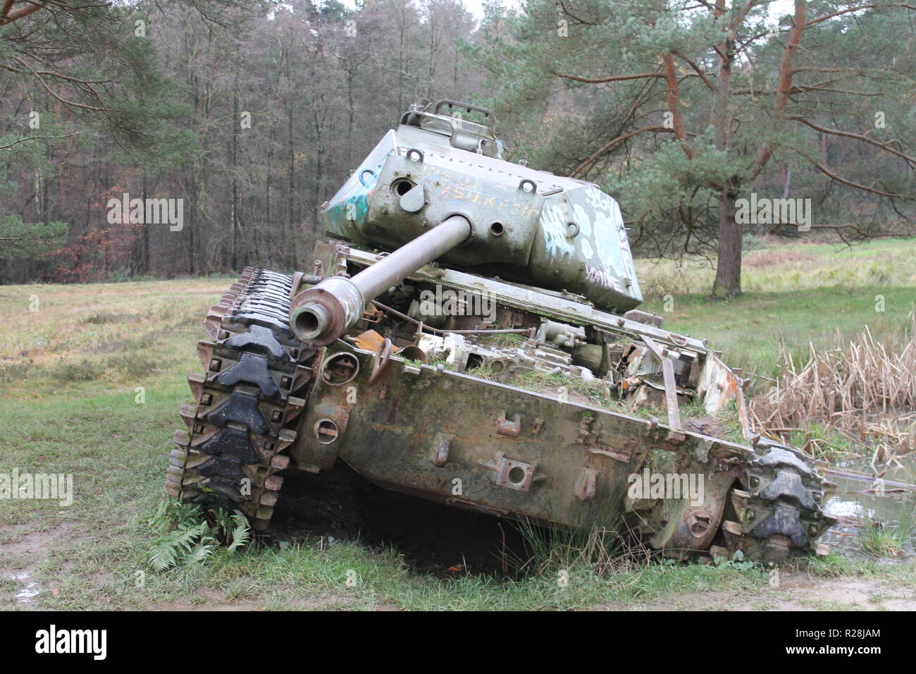 Der Panzer ist ein selbstfahrendes Kampffahrzeug, das punkto Panzerung gegen Beschuss geschützt ist. Stockfoto