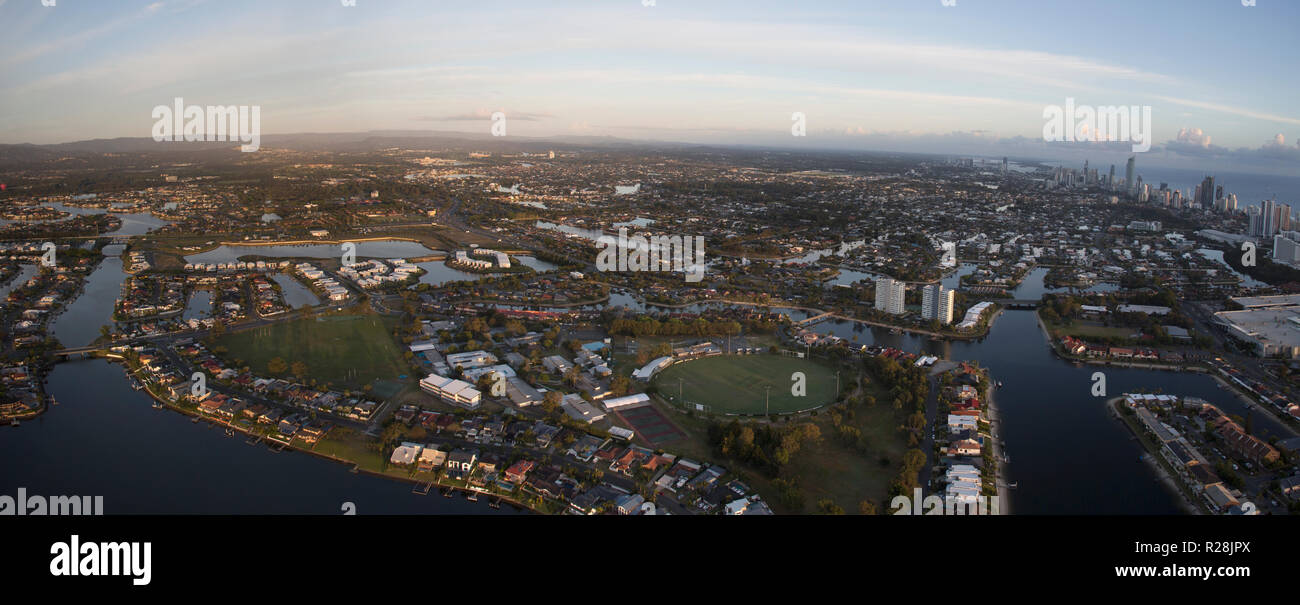 Blick auf die Grachten und Hochhaus Bereich der Gold Coast bei Sonnenaufgang von einem Heißluftballon gesehen, in Queensland, Australien Stockfoto