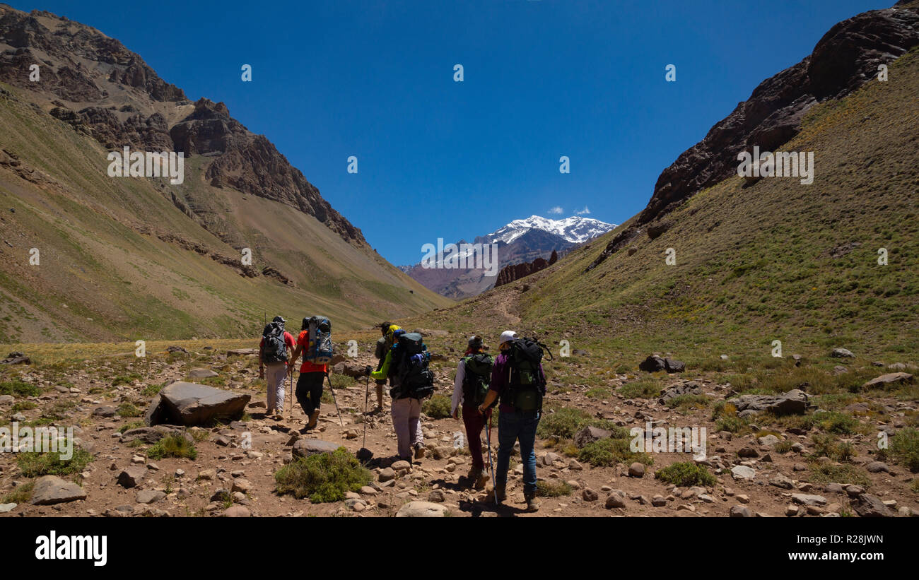 Gruppe der Touristen zu Fuß in Richtung der Aconcagua in den Aconcagua Provincial Park in der Provinz Mendoza in Argentinien Stockfoto