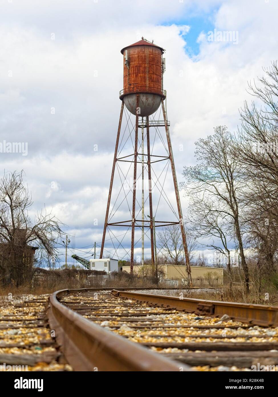 Alten verrosteten oder rosten Wasserturm in der Nähe der Bahngleise jetzt als Zelle Turm in Montgomery Alabama, USA verwendet wird. Stockfoto
