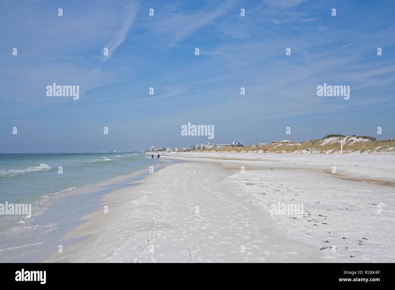 Ebbe auf einer einsamen Florida Gulf Coast Beach am Panhandle mit Destin im Hintergrund. Stockfoto