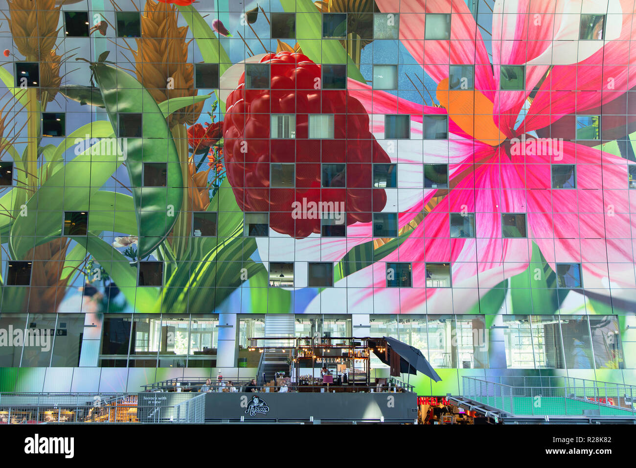 Innenraum der Markthal, Rotterdam, Zuid Holland, Niederlande Stockfoto