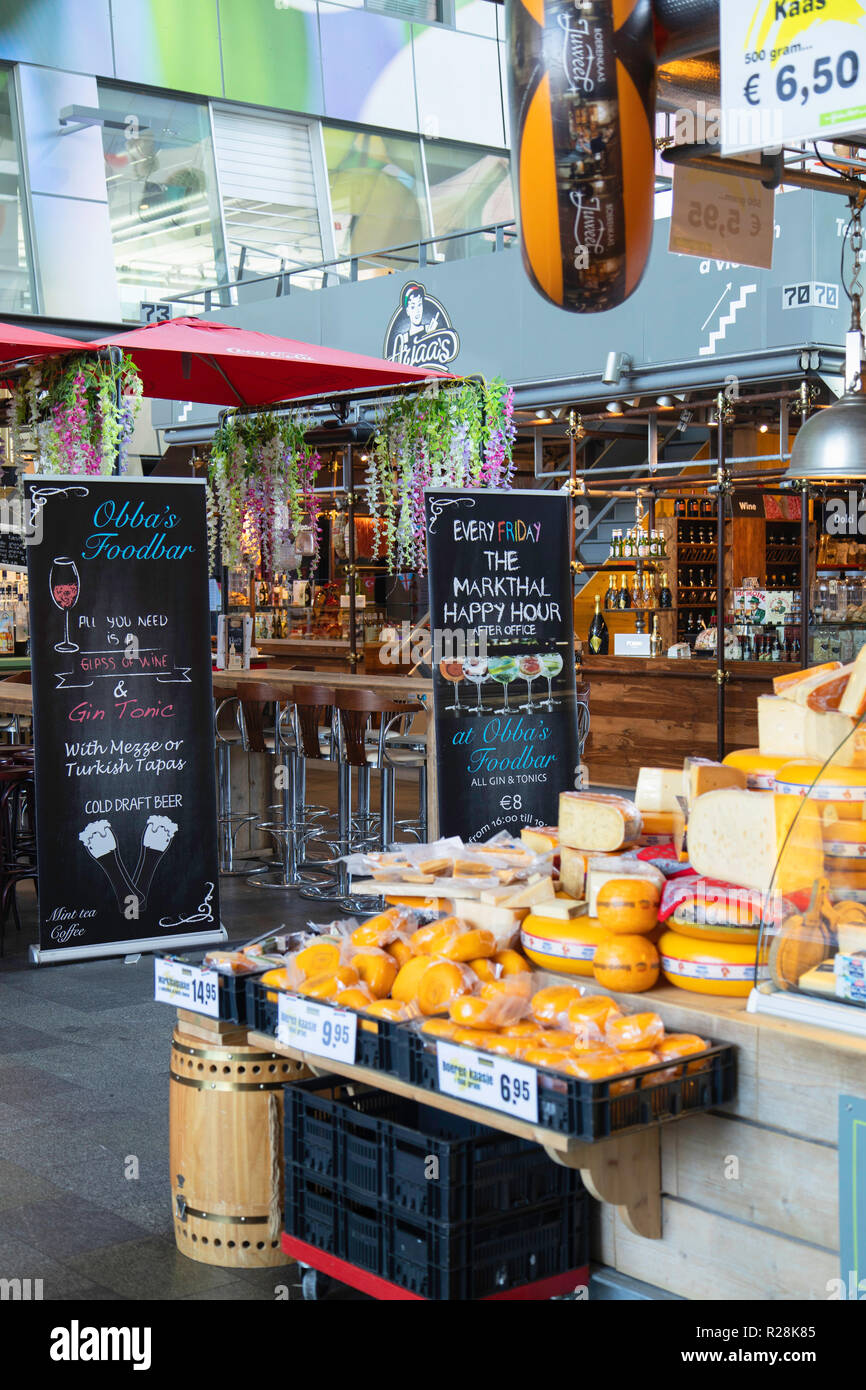 Lebensmittelmarkt in Markthal, Rotterdam, Zuid Holland, Niederlande Stockfoto