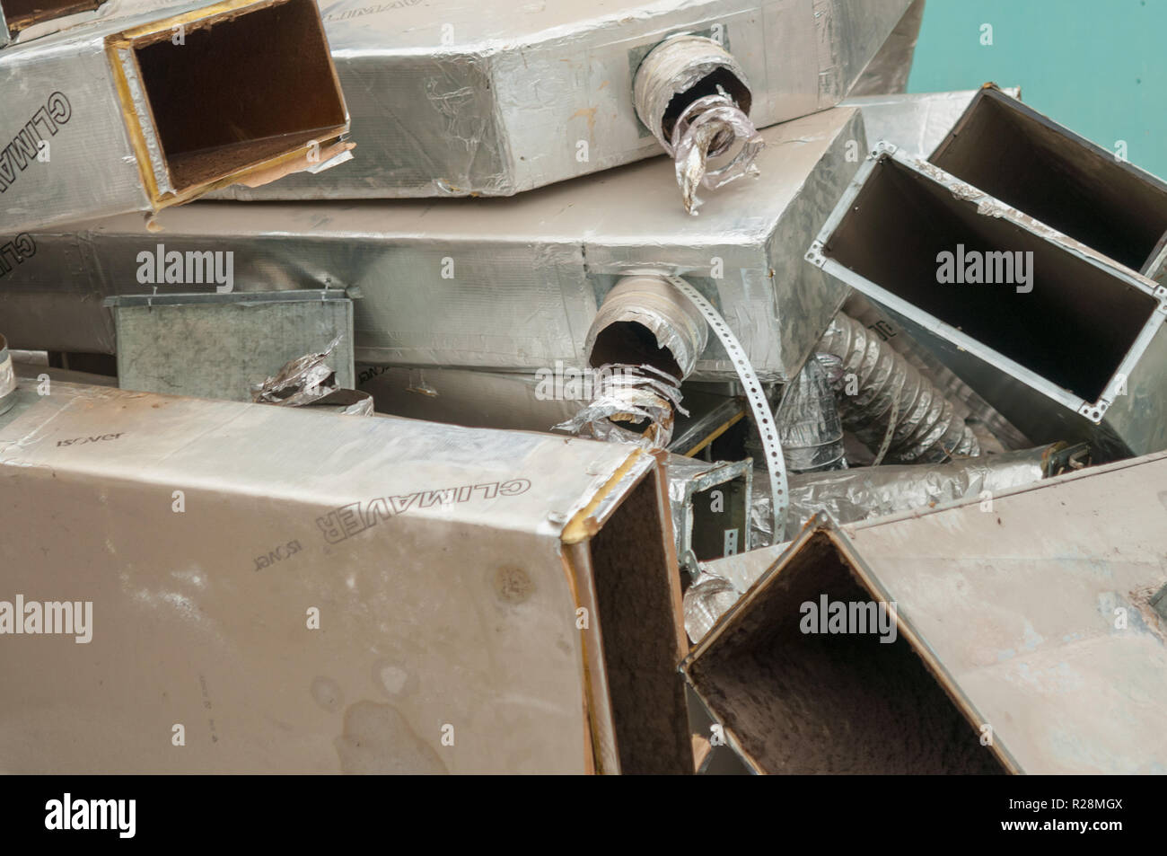 Lüftungskanäle. Viele der gleichen verbogene Metallteile der Luftleitung, Textur Stockfoto