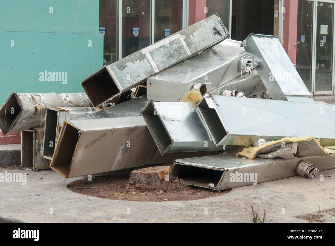 Lüftungskanäle. Viele der gleichen verbogene Metallteile der Luftleitung, Textur Stockfoto