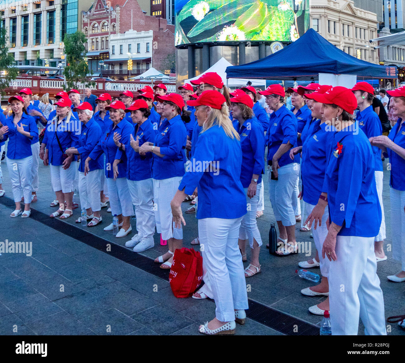 Chor der Frauen singen Weihnachtslieder Yagan Square Perth Western Australia. Stockfoto