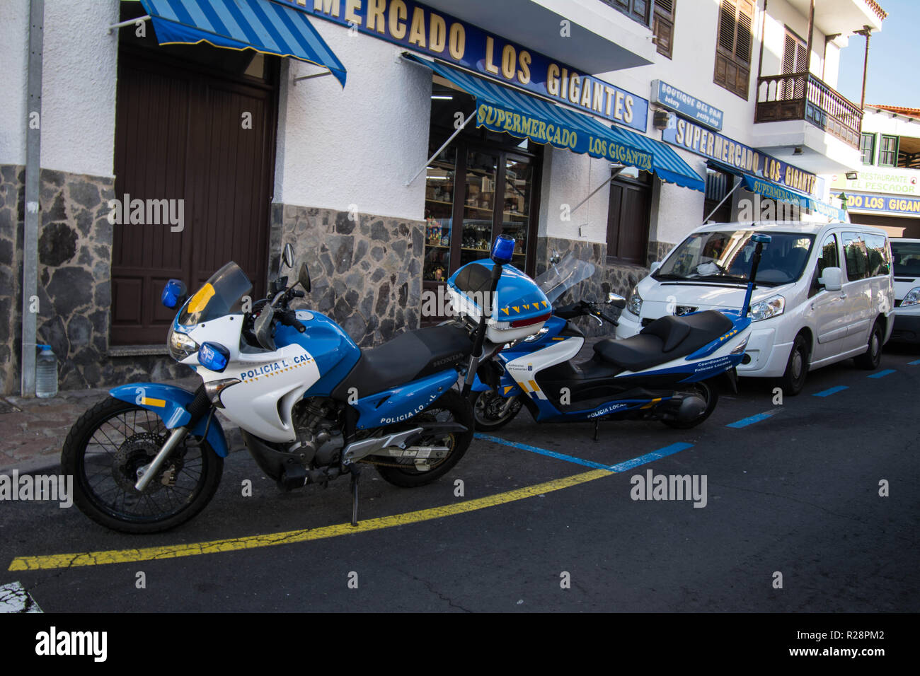 Motorrad vor einer spanischen Polizeiwache auf Teneriffa Polizei Spanien Fahrrad Motorrad Polizei Van Kriminelle kriminelle Restaurant Parken Fahrzeug Haltestelle Stockfoto