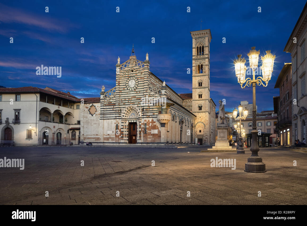 Prato, Italien. Blick auf die Piazza del Duomo mit der Kathedrale von Santo Stefano in der Dämmerung Stockfoto