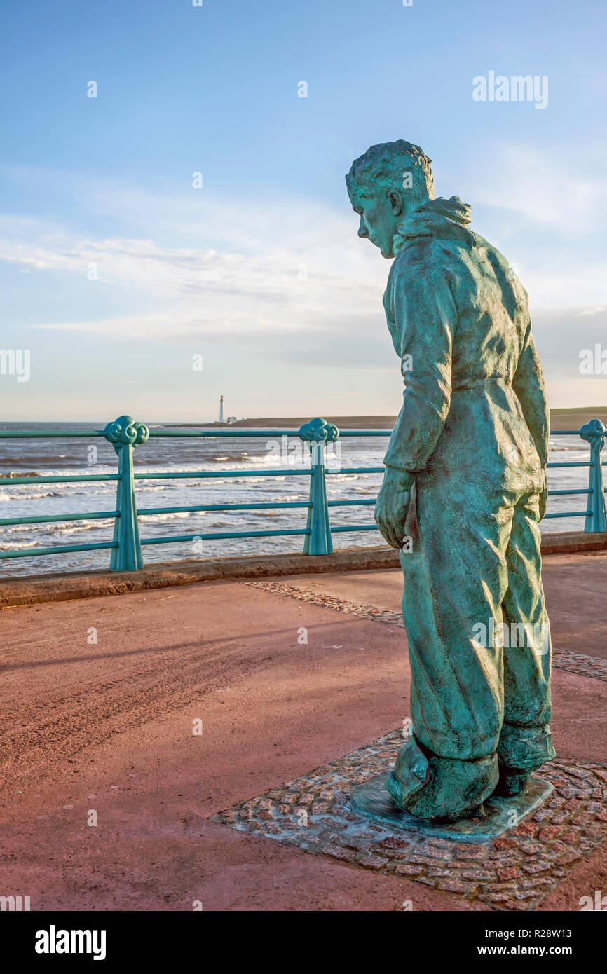 Der Seemann Statue auf Montrose Strandpromenade mit Skurdy Leuchtturm im Hintergrund Stockfoto