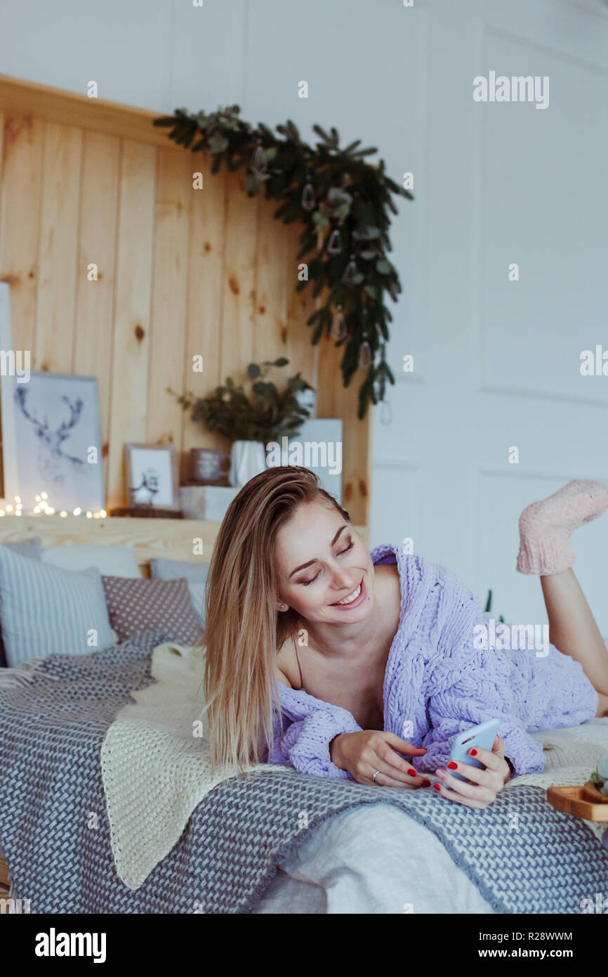 Frau mit Frühstück im Bett und Reden über das Telefon Stockfoto