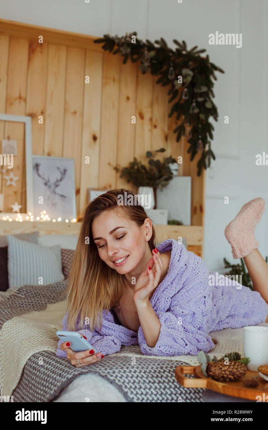 Frau mit Frühstück im Bett und Reden über das Telefon Stockfoto