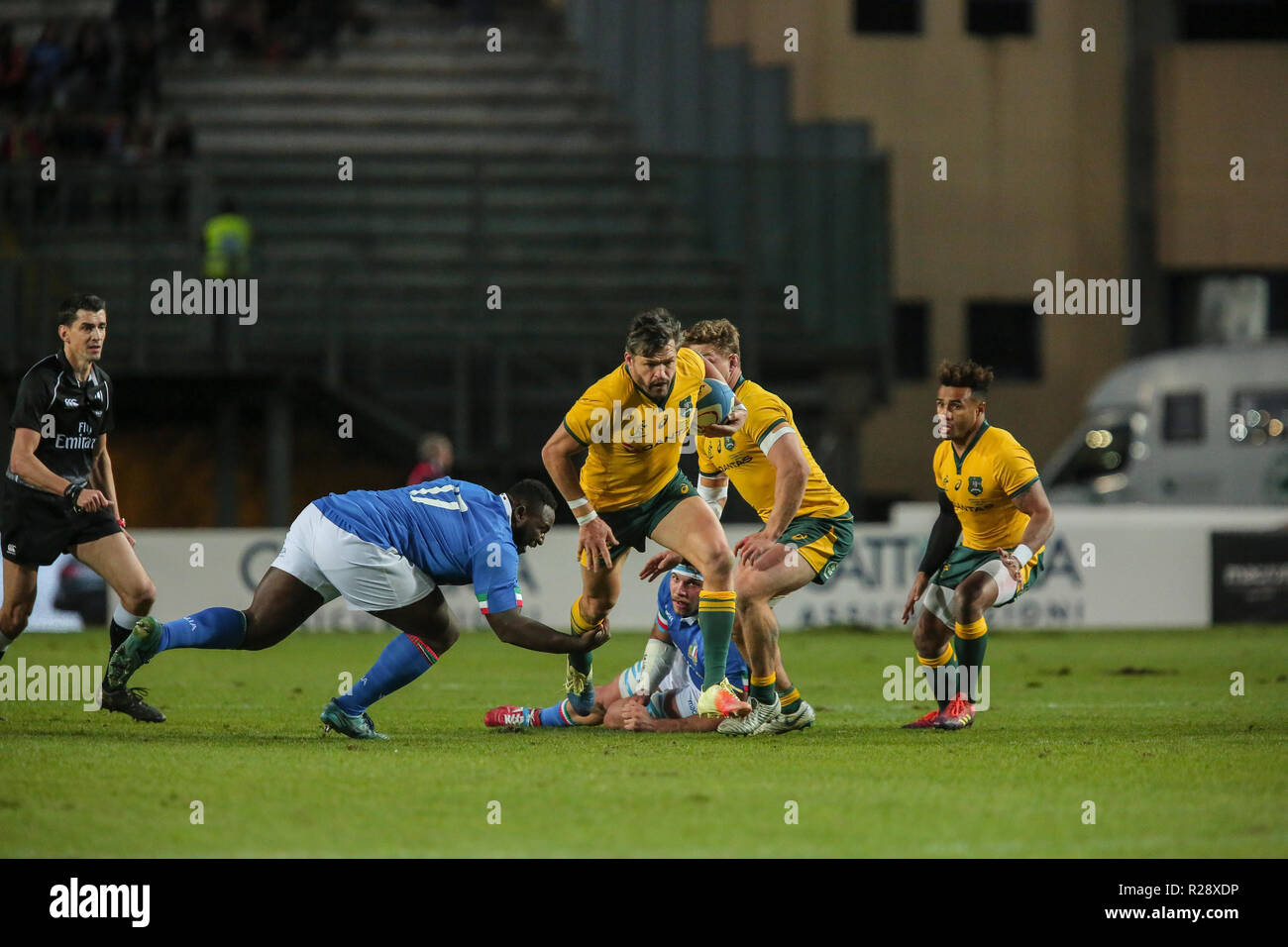 Padova, Stadio Euganeo, Italien. 17. Nov, 2018. Wallabies Flügel Adam Ashley Cooper bricht in Italien Verteidigung im November Cattolica Test Match 2018 versucht. Credit: Massimiliano Carnabuc/Pacific Press/Alamy leben Nachrichten Stockfoto