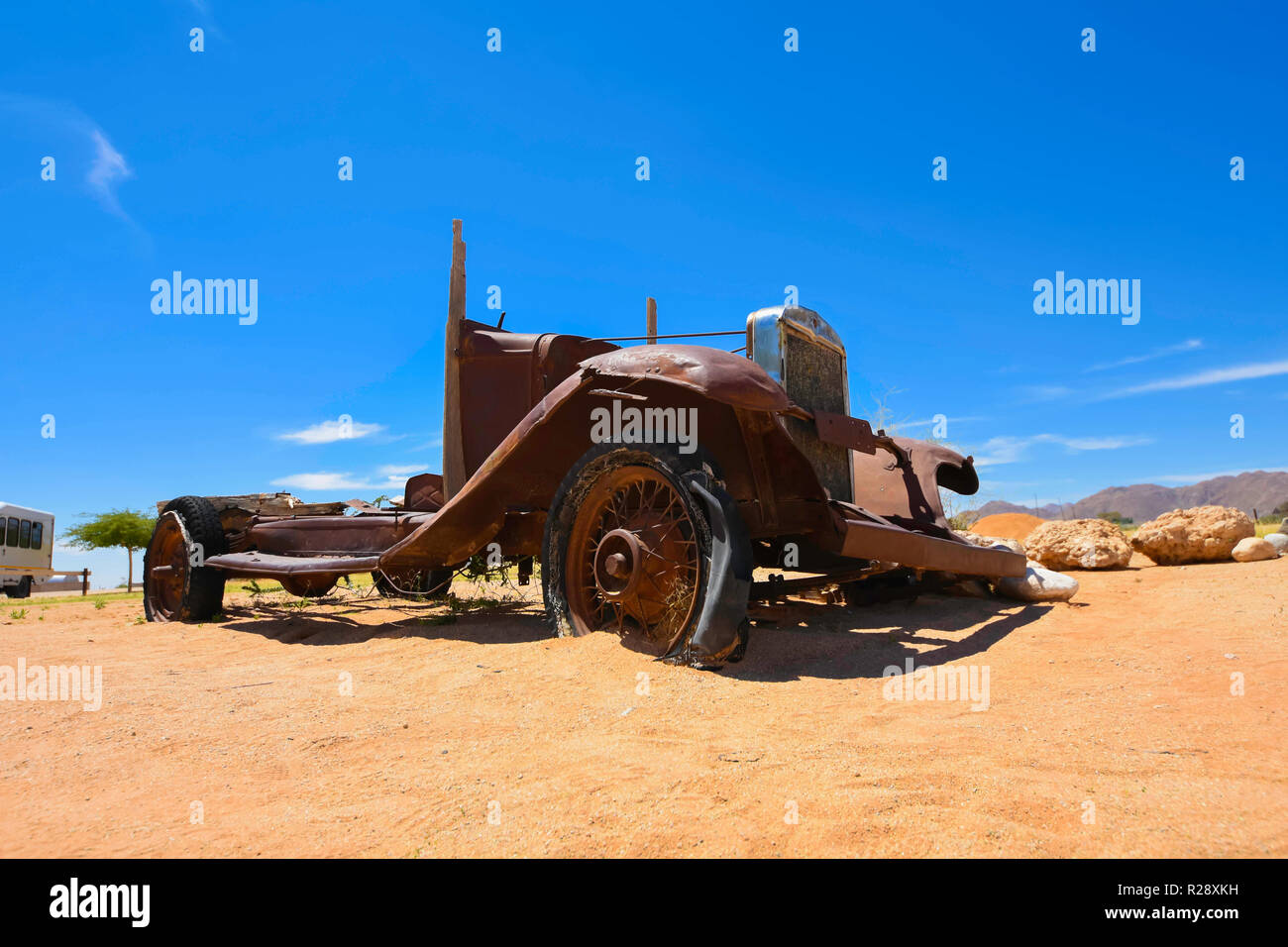 Autowracks liegen in der Wüste Umgebung Solitaire in Namibia aufgegeben. Stockfoto