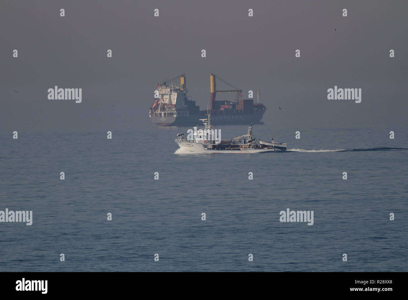 Matosinhos, Portugal - 29. September 2015: Portugiesisch Sardinen Fischtrawler segeln in Richtung Hafen von Leixões in einem nebligen Morgen. Stockfoto