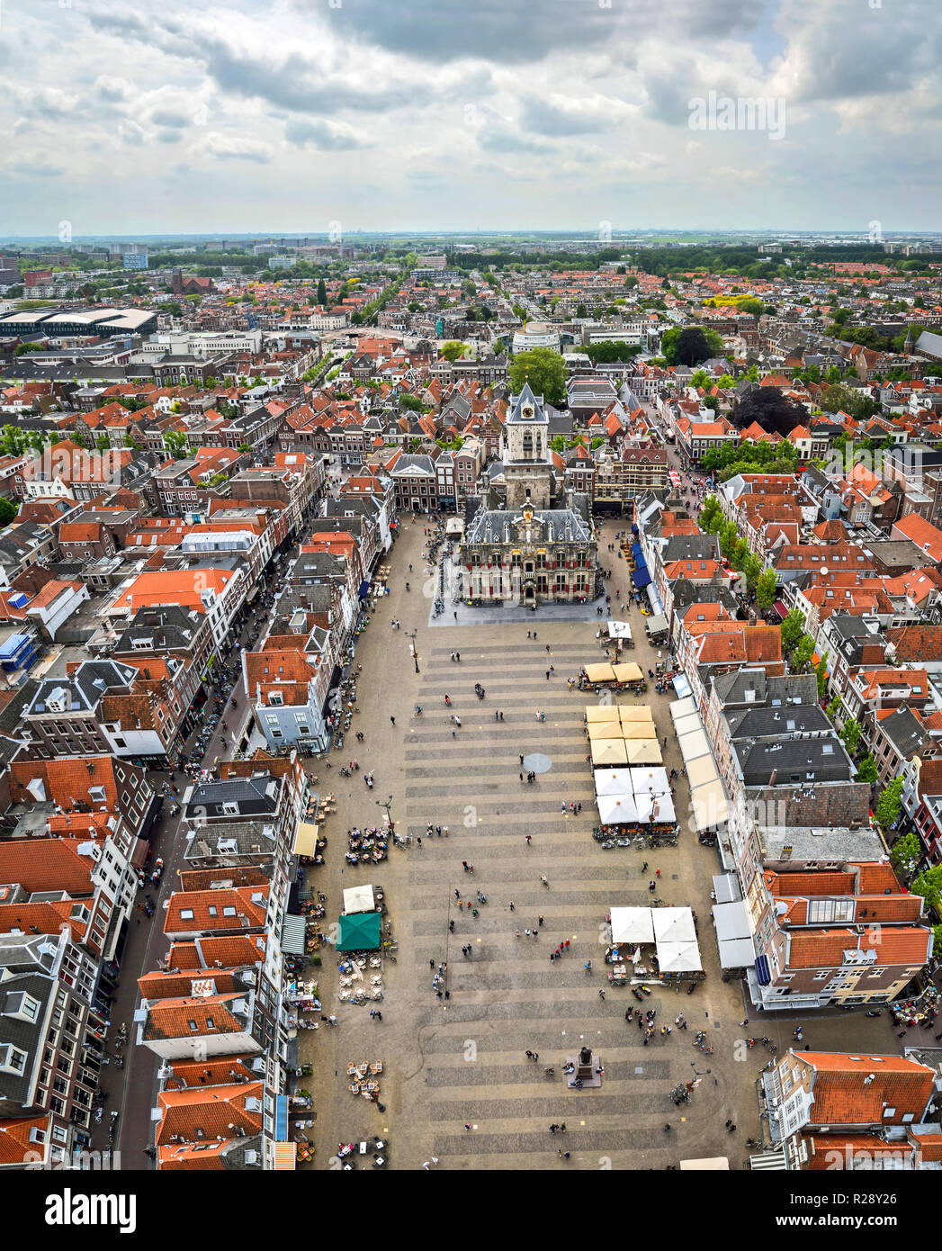 Die Stadt Delft, Holland von oben Der neue Glockenturm der Kirche gesehen. Stockfoto