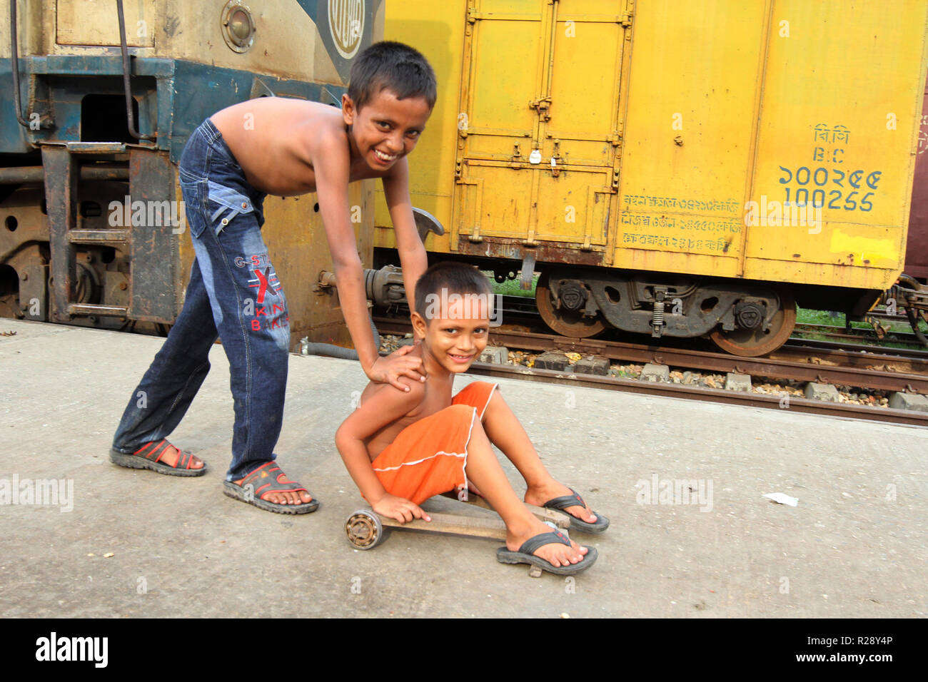 Dhaka, Bangladesch - 24. August 2014: Bangladesch Straßenkinder an tejgaon Bahnhof in Dhaka, Bangladesch spielen. Stockfoto