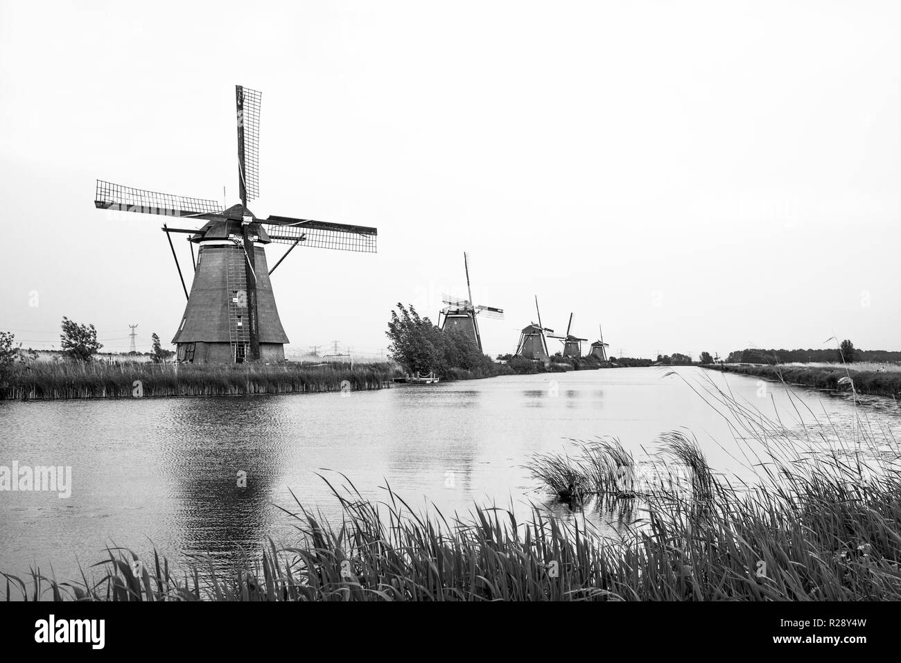 Kinderdijk, Niederlande. Windmühlen in der Holländischen Landschaft. Stockfoto