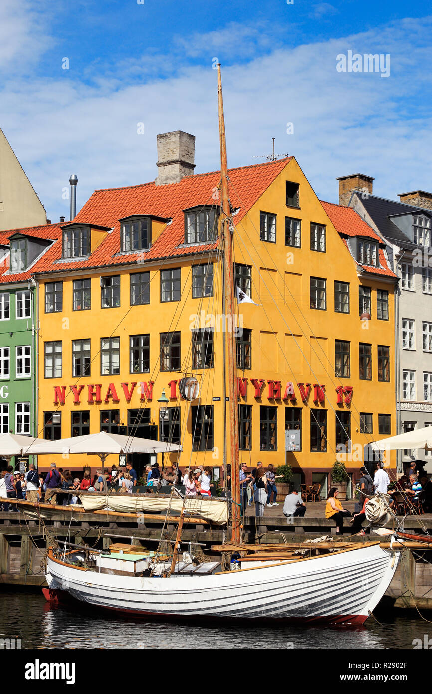 Kopenhagen, Dänemark - 24 August, 2017: gelbes Gebäude mit dem Restaurant Nyhavn 17. Stockfoto