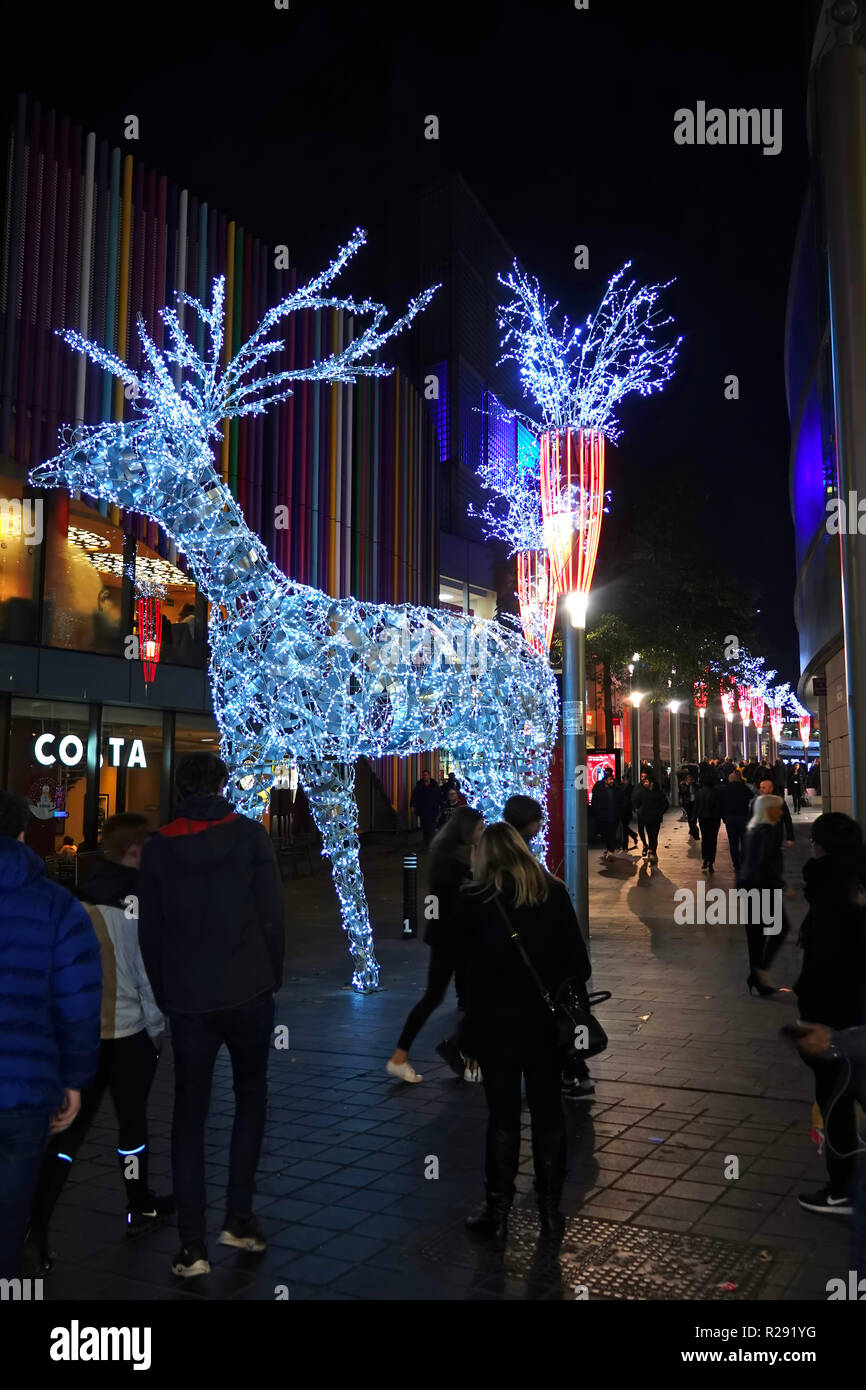 Die Menschen, die Einkaufen in Liverpool One Shopping Komplex wie die Weihnachtsdekorationen sind beleuchtet. Liverpool UK, November 2018 Stockfoto